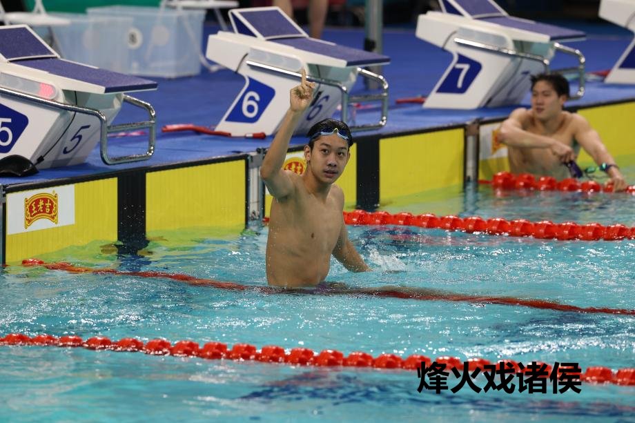 [图]全运会游泳男子400米自由泳决赛 张展硕夺冠