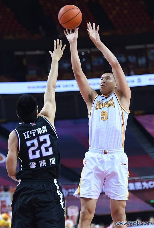 闫鹏飞22+12助上海2-1挺进八强 首钢4人遭驱逐