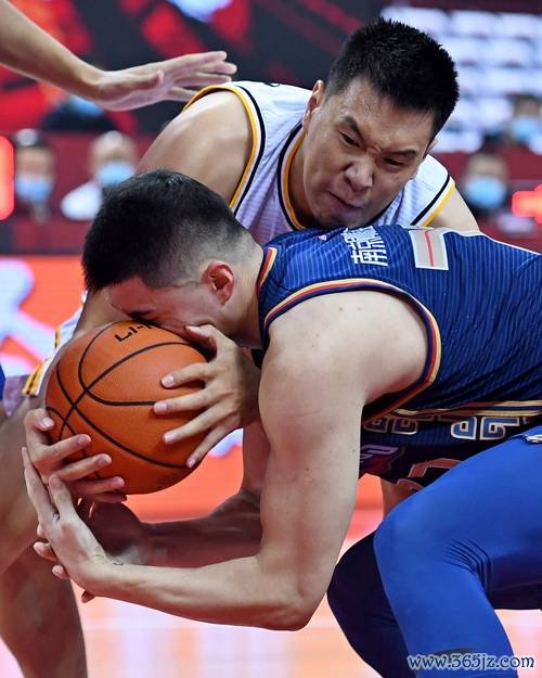 闫鹏飞22+12助上海2-1挺进八强 首钢4人遭驱逐